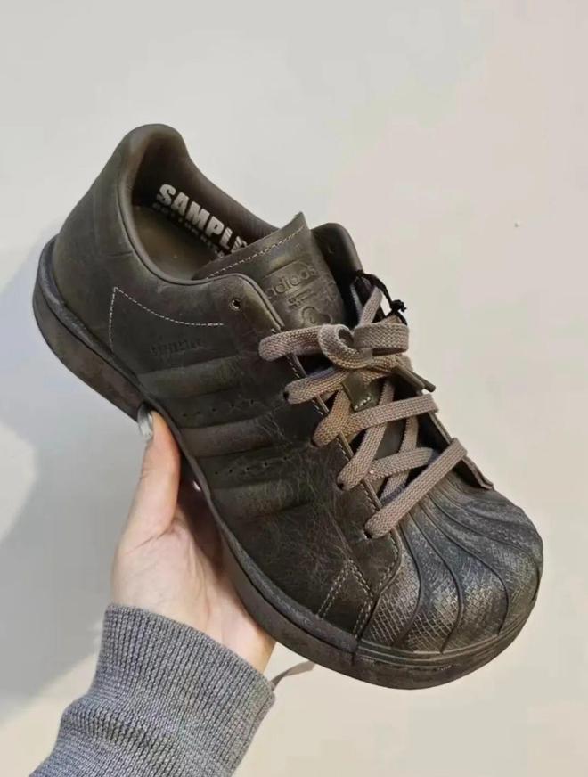 didas「炫技」的舞台OG真人时装周成了 a(图1)