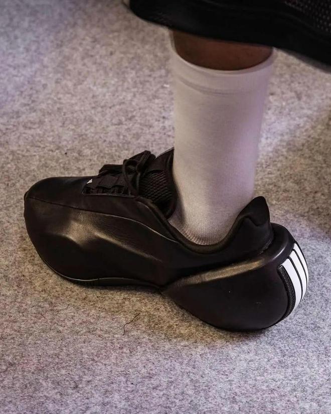 didas「炫技」的舞台OG真人时装周成了 a(图26)
