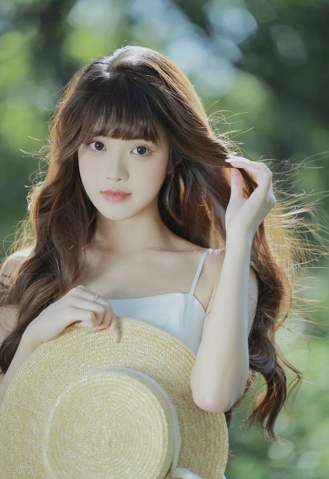 c女儿一边辅导作业OG真人爸爸一边