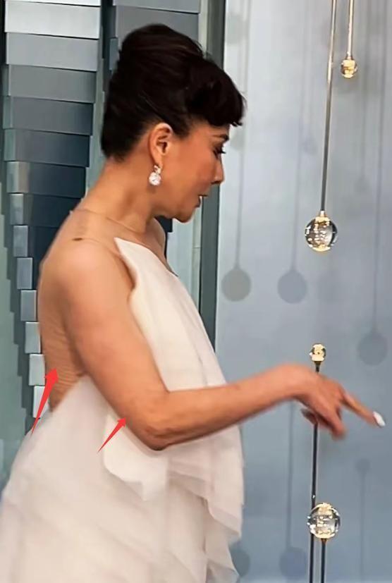：刘嘉玲脸垮了舒淇又嫩了胡杏儿赢麻OG真人游戏澳门水舞间镜头好真实(图20)